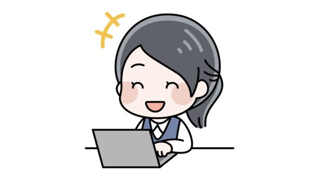 パソコンを開いて笑顔の事務職の女性
