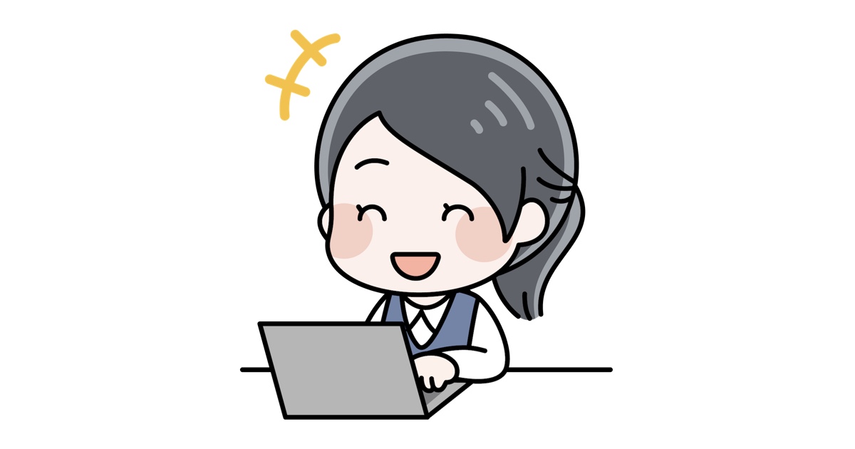 パソコンを開いて笑顔の事務職の女性